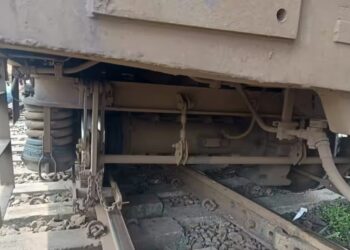 मोठी बातमी! मुंबई सेंट्रल जवळ लोकल घसरली