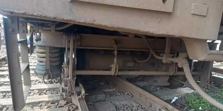 मोठी बातमी! मुंबई सेंट्रल जवळ लोकल घसरली