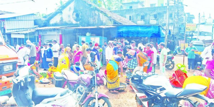 श्रीवर्धन बाजारपेठेत मच्छी विक्रेत्या महिलांचे अतिक्रमण