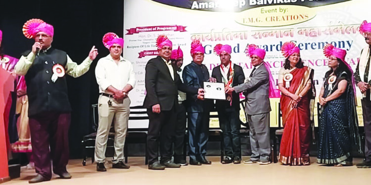 पत्रकार सुनील ठाकूर यांना पुरस्कार