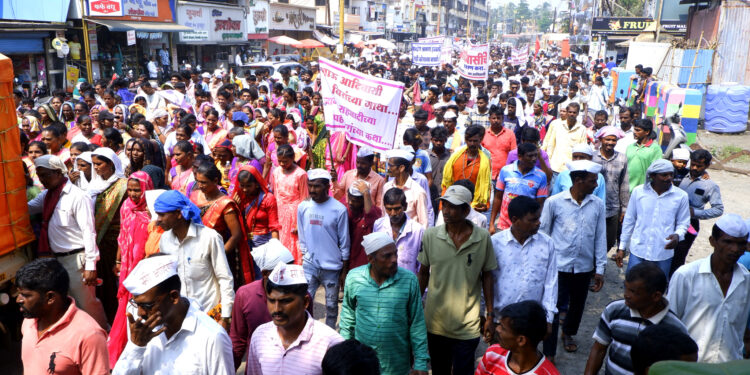 जिल्हाधिकारी कार्यालयावर आदिवासींचा हल्लाबोल