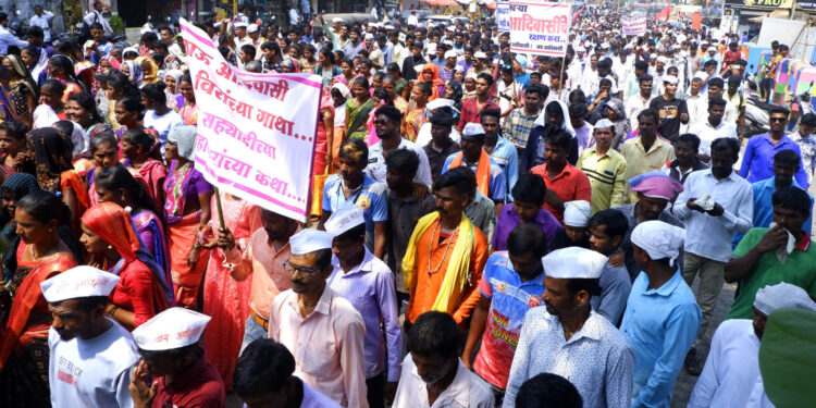 आदिवासींचा जिल्हाधिकारी कार्यालयावर हल्लाबोल