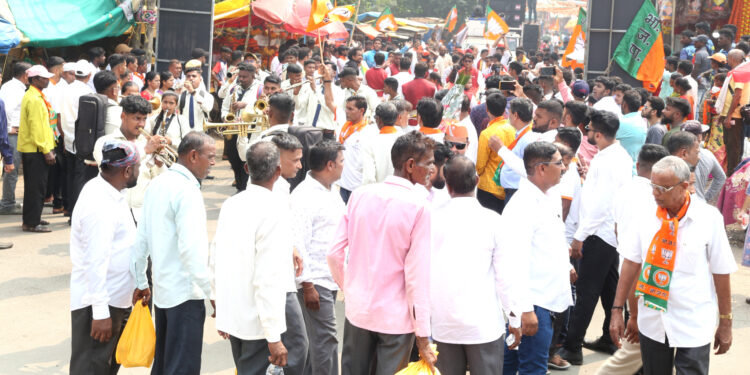 भाजपच्या प्रचाराची हौस; तळपत्या उन्हात नागरिकांचे हाल