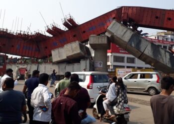 चिपळूणमधील उड्डाणपूलाचा भाग कोसळला