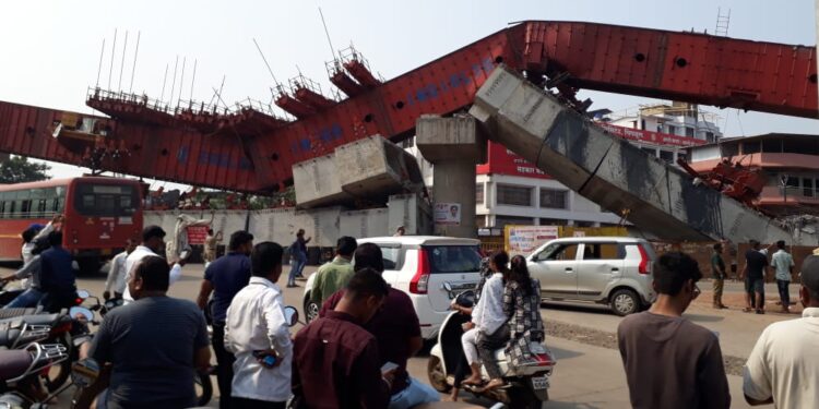 चिपळूणमधील उड्डाणपूलाचा भाग कोसळला