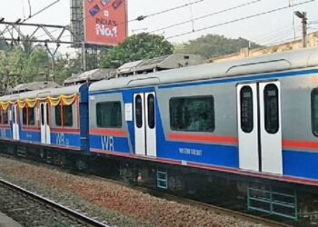 कांदिवलीत एसी लोकलवर दगडफेक; हल्लेखोरानं सांगितलं भयानक कारण