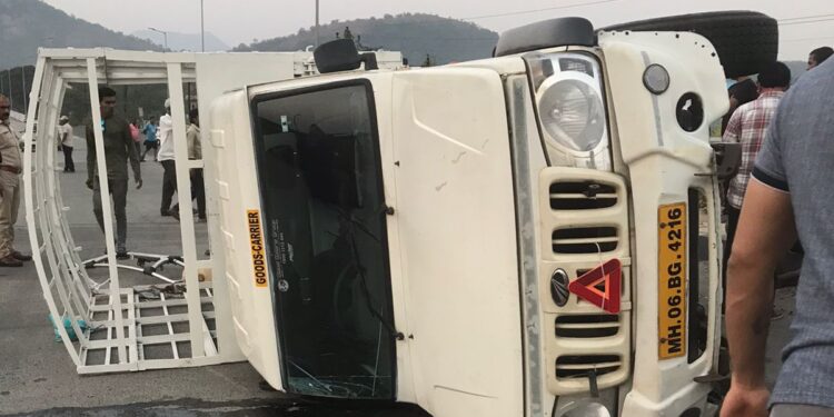 टेम्पोला अपघात! महिलेचा मृत्यू तर सहाजण जखमी