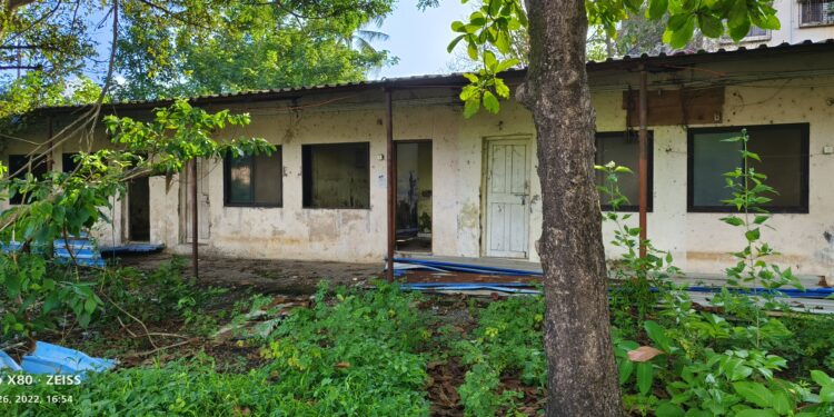 माणगाव पोलीस वसाहतीची दुरवस्था; कर्मचारी भाड्याच्या खोलीत