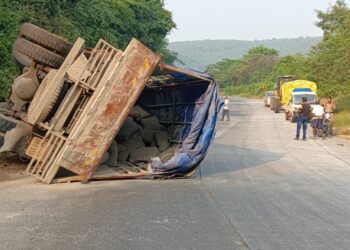 घोणसे घाटात टेम्पो पलटी