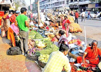 फेरीवाल्यांचे रस्त्यावर बस्तान