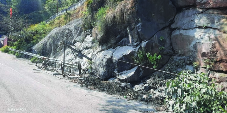 माथेरान घाटात दरड रोखण्यासाठी लोखंडी जाळी