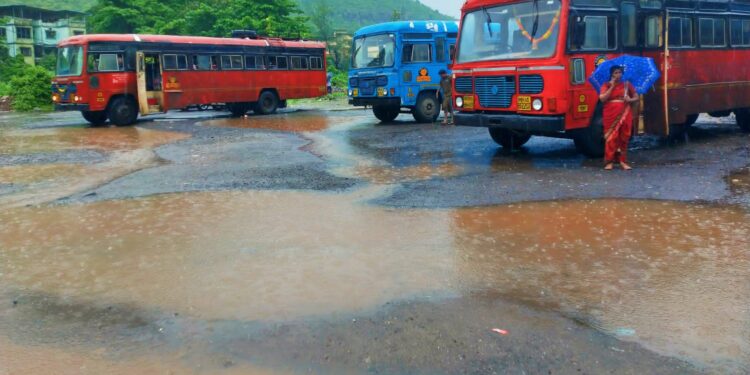 पाली बसस्थानकाची रखडपट्टी