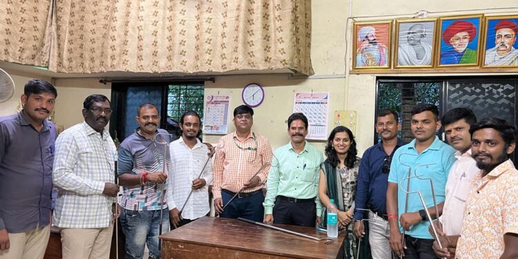 सापांना वाचविण्यासाठी सर्पमित्राची अनोखी भेट