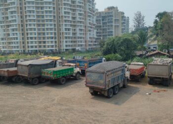 महसूल विभागाकडून माल वाहतूक करणारी वाहने जप्त