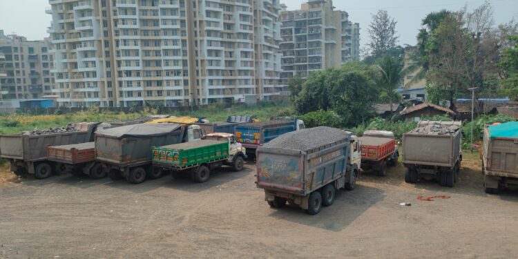 महसूल विभागाकडून माल वाहतूक करणारी वाहने जप्त