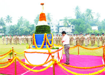 रायगड पोलीस दलातर्फे शहीद पोलिसांना मानवंदना