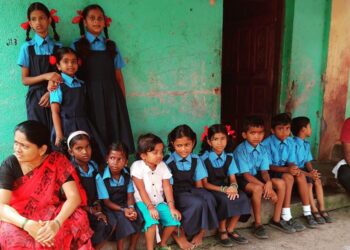 शाळेला दांडी मारल्याने शिक्षकांचा अनोखा उपक्रम