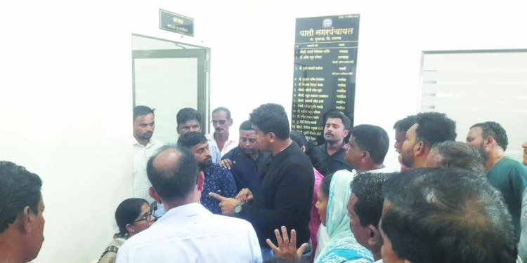 संतप्त नागरिक नगरपंचायत कार्यालयावर धडकले