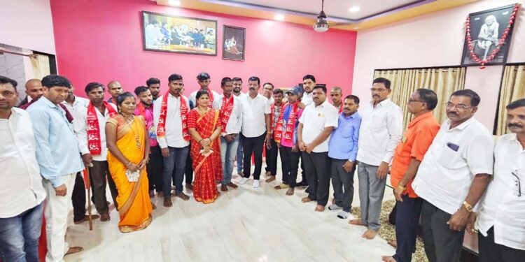 भाजपासह अजित पवार गटाच्या कार्यकर्त्यांचा शेकापत प्रवेश