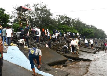 श्रीसदस्यांनी केले समुद्रकिनारे चकाचक