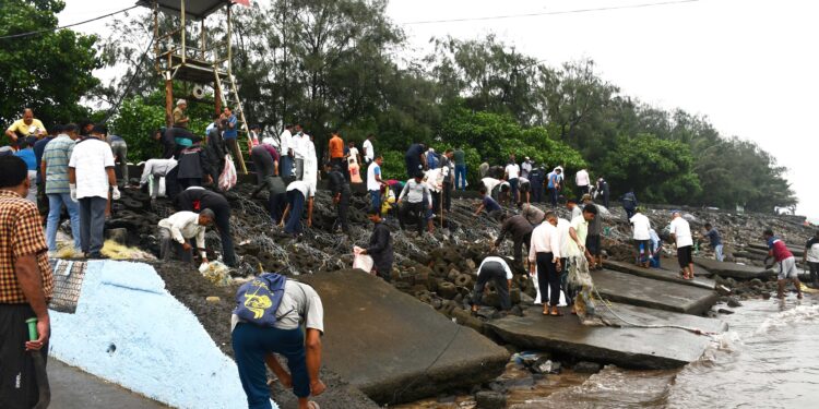 श्रीसदस्यांनी केले समुद्रकिनारे चकाचक