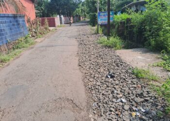 खोदलेल्या रस्त्याचे डांबरीकरणाची मागणी
