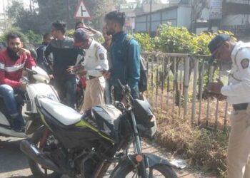 विनाहेल्मेट दुचाकीस्वारांवर कारवाई