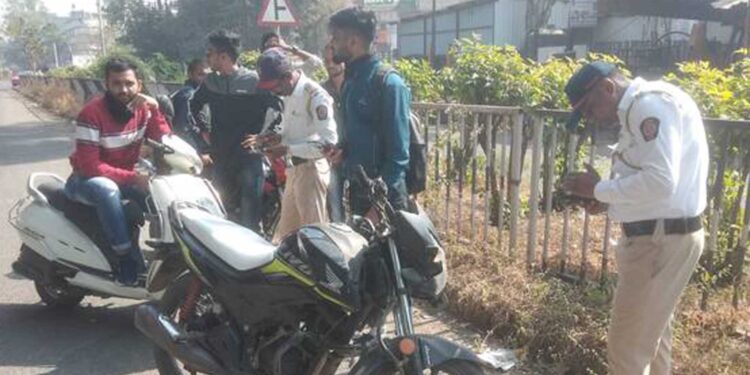 विनाहेल्मेट दुचाकीस्वारांवर कारवाई