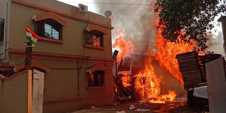 अनधिकृत भंगार गोदाम आगीच्या भक्ष्यस्थानी