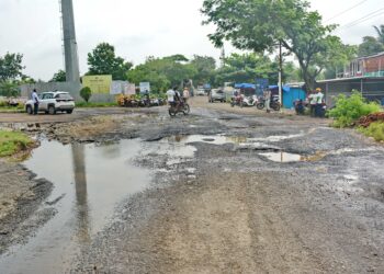 गेल कंपनी गेटसमोरील रस्त्याची दुरावस्था