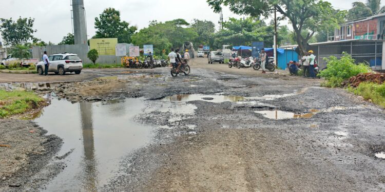 गेल कंपनी गेटसमोरील रस्त्याची दुरावस्था