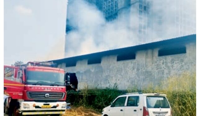 रोहिंजन येथील गोदामाला आग