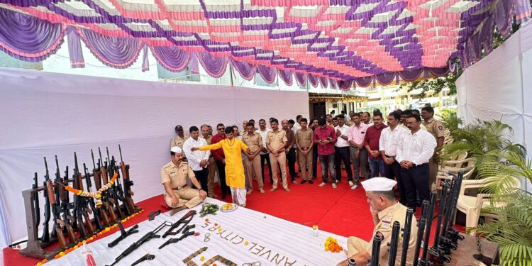 पनवेल शहर पोलीसांकडून शस्त्र पूजन