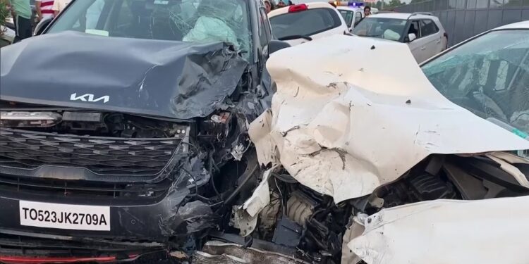 भीषण अपघात! तब्बल100 गाड्या एकमेकांवर धडकल्या; एकाचा मृत्यू