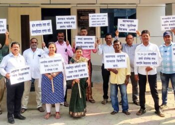 काळ्या फिती लावून आंदोलन