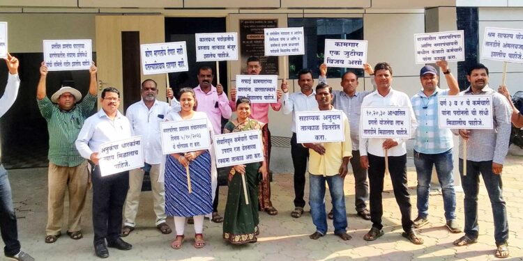 काळ्या फिती लावून आंदोलन