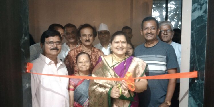 दिवाळीच्या रंगात रांगोळीकारांनी भरले रंग