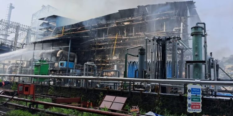 महाड एमआयडीसीमध्ये ब्ल्यू जेट कंपनीत भीषण आग