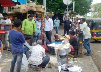 रेल्वे स्थानकाबाहेर फेरीवाल्यांमध्ये हाणामारी