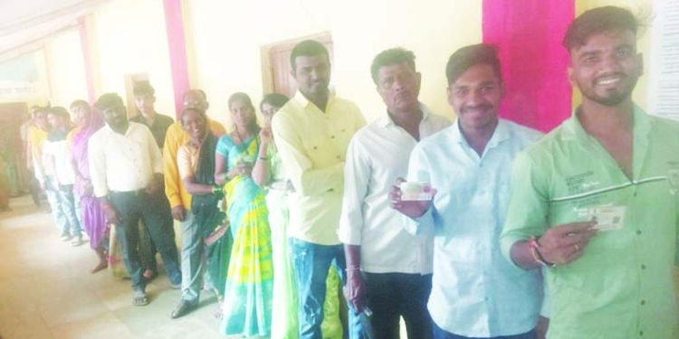 कर्जत तालुक्यात तणावपूर्ण शांततेत मतदान