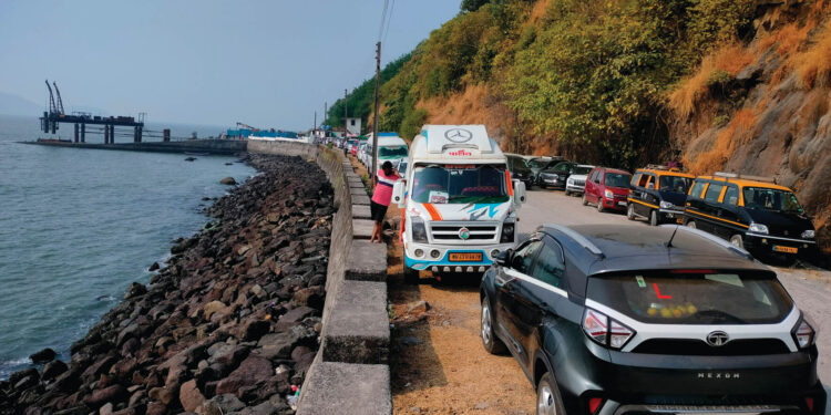 ऐन दिवाळीच्या हंगामात पर्यटकांचे हाल