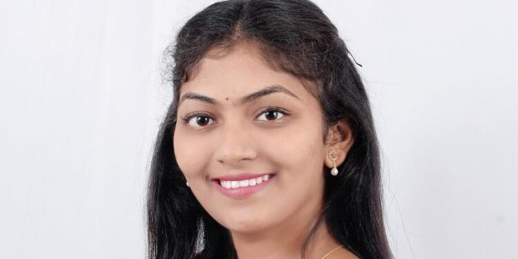 डॉक्टर होणारी तरुणी बनली सरपंच