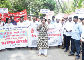 सरकारी कर्मचाऱ्यांचे अलिबागेत आंदोलन