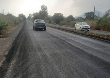 कर्जत-नेरळ रस्त्यावरील डांबरीकरण आठ दिवसात उखडले