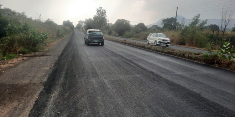 कर्जत-नेरळ रस्त्यावरील डांबरीकरण आठ दिवसात उखडले