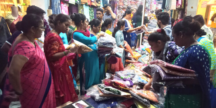 दिवाळीत खरेदीचा लखलखाट