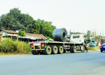 कॉईल ट्रेलरची वाहतूक नागरिकांच्या जिवावर