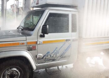 वाढते प्रदूषण रोखण्यासाठी खारघर टोल नाक्यावर पाण्याची फवारणी