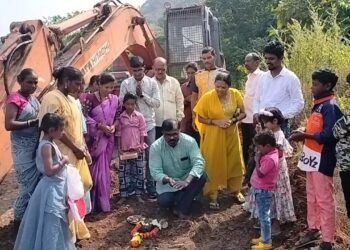 आदिवासी वाडी रस्त्याच्या कामाचे शुभारंभ