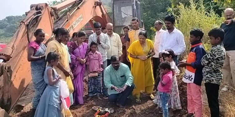 आदिवासी वाडी रस्त्याच्या कामाचे शुभारंभ